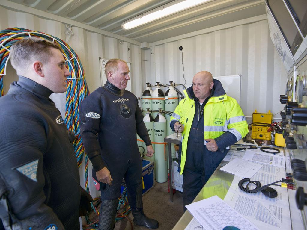 Diver's briefing.