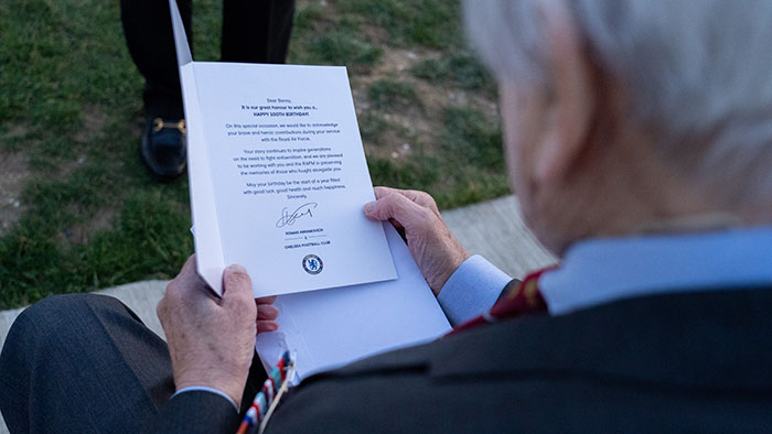  RAF veteran 'Benny' Goodman readng his 100th Birthday Card from Roman Abramovich and Chelsea