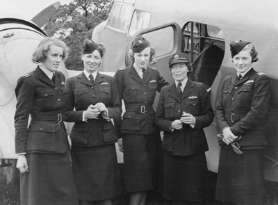 Women pilots with an Airspeed Oxford Women pilots with an Airspeed Oxford