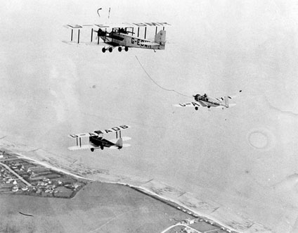 Sir Alan Cobham’s Airspeed Courier being refuelled by a Handley Page W.10 during his attempted non-stop flight to India Sir Alan Cobham’s Airspeed Courier being refuelled by a Handley Page W.10 during his attempted non-stop flight to India